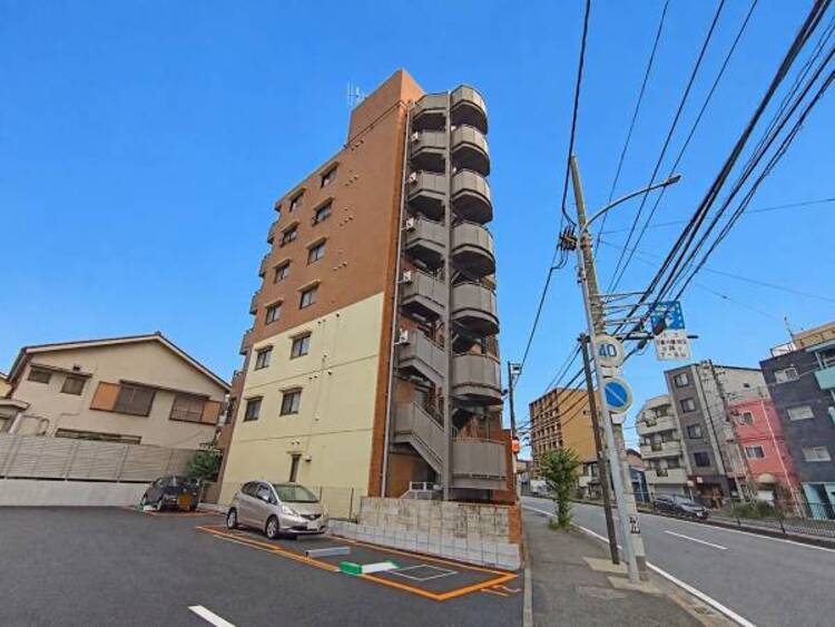 駐車場 敷地内に設けられた駐車スペース。