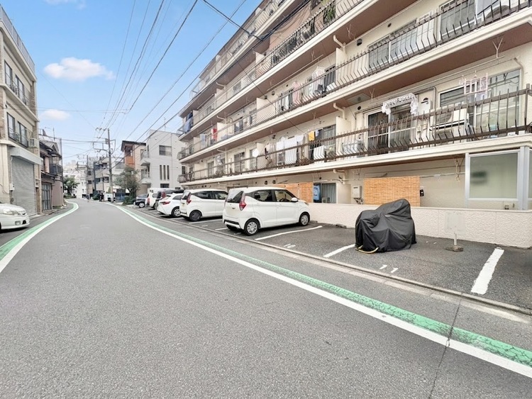 駐車場 本物件の駐車スペースです。車種制限のある場合もございますので、お気軽にお問い合わせくださいませ。
