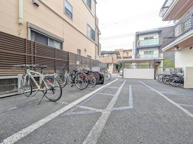設備 整理整頓された駐輪場で、管理体制の良好さがうかがえます。