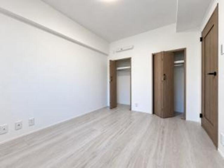 内装 居室はひとり時間を過ごせる安らげるお部屋として活用できます！収納スペースあり！荷物が多くても十分！！ベッドや勉強机、テレビなどを置きたい場合におすすめ！！過ごす時間が長くてもゆったり過ごせそうですね！ 