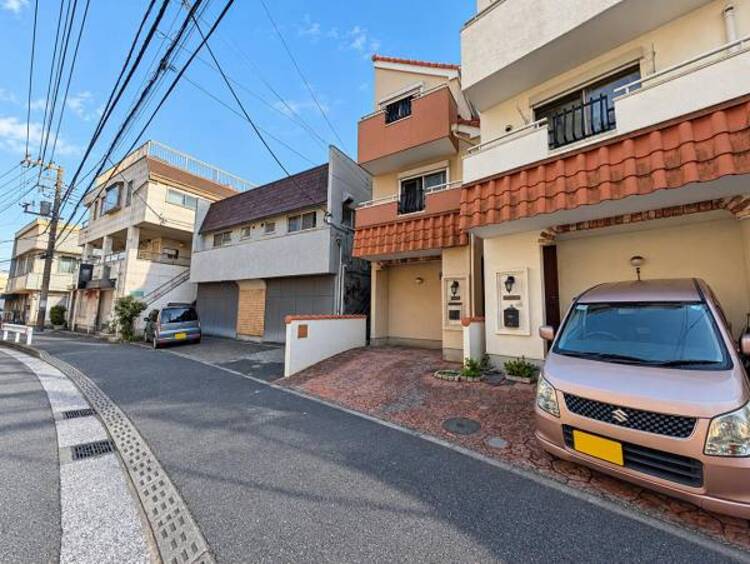 外観 閑静な住宅地に包まれた落ち着きある住環境は安心できそう！！！静かな時間がゆったり心地よく流れます！！静かで落ち着いた街並みは、長く暮らすほどに愛着が深まりそうです。周辺環境もご覧くださいませ！ 