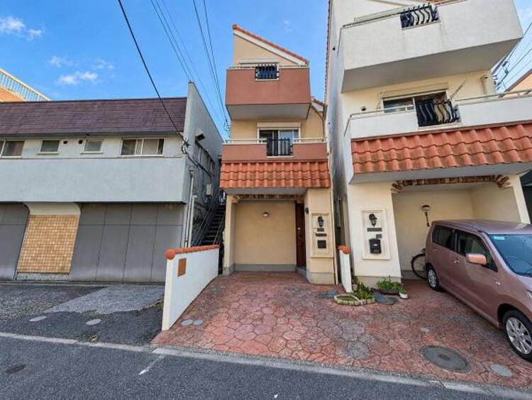 外観 住居中心の街並みが続く閑静な住環境が自慢のひとつです！！！街の雰囲気も大切なファクターですよね！！！戸建てが並ぶ穏やかな街並みの中でゆとりをもった暮らしはかけがえのない贅沢かもしれません。 