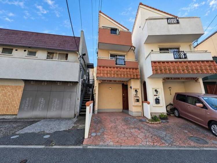 外観 休日の散歩も楽しめる豊かな周辺の環境がくつろぎをくれます！！気分転換の散歩もゆったり楽しめそうです！近隣の公園や歩きやすい街並みなど、楽しみも広がりより豊かな充実した生活をおくれそうです。 