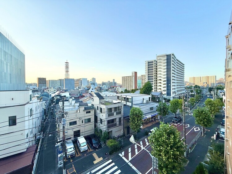 バルコニー 窓を開けると広がる青空。心をリフレッシュして日々を過ごしていきましょう。