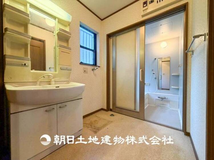 洗面 【洗面化粧台】慌ただしい1日が始まり、充実した1日の終わりを締めくくる洗面所。快適に過ごせることはもちろん、収納や機能性を兼ね備えた洗面化粧台です。