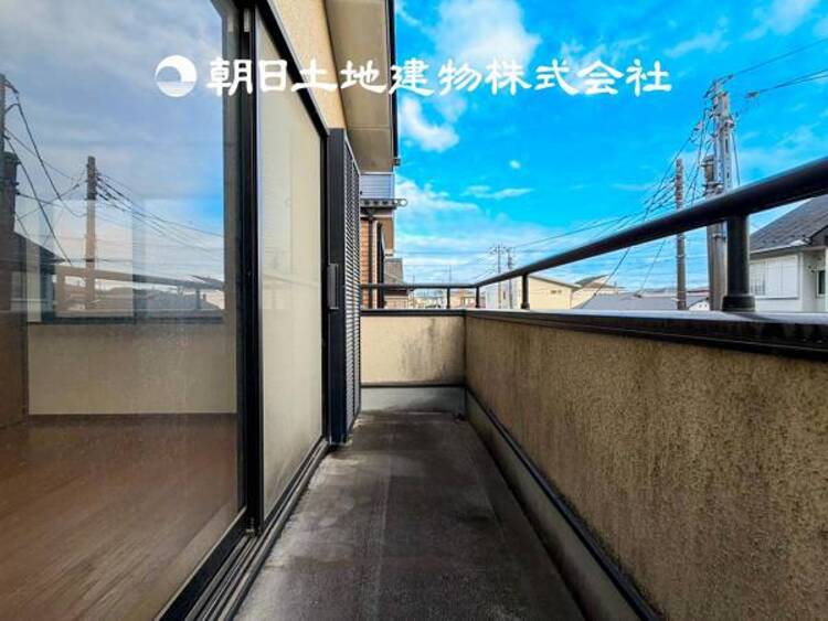 バルコニー 【バルコニー】温かい太陽を感じる事ができるのは、目の前に遮るものが無いから。彼方に広がる風景が絵画のように広がります。
