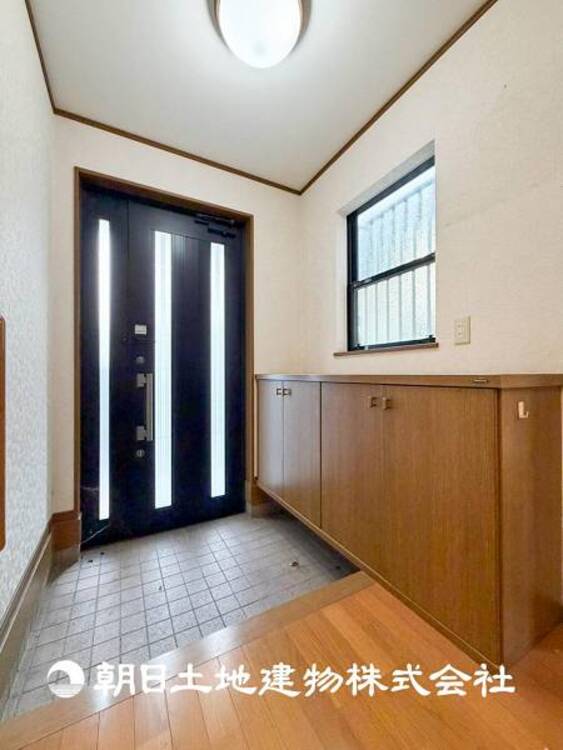その他 【玄関】家族の帰り、遊びに来る友人、知人を優しく迎え、温もりに満ちた生活空間を予感させる。帰りたい家がここにあります。