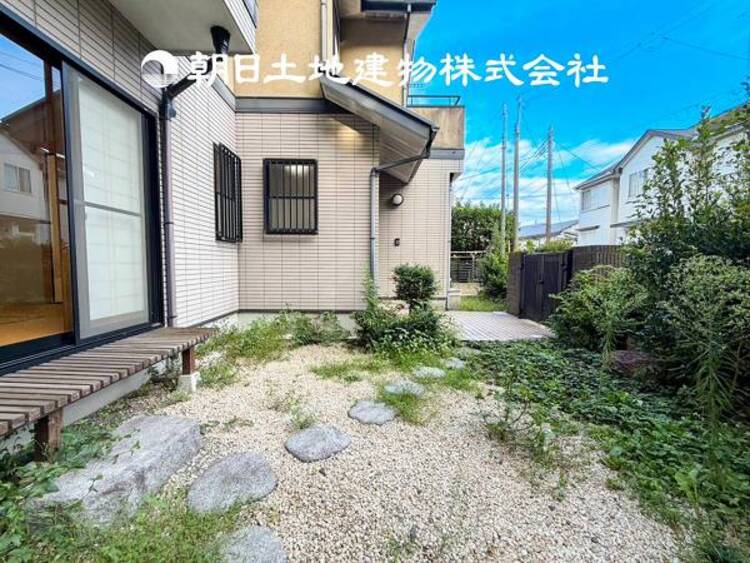 その他 【お庭】 年中大活躍のプライベート空間になるお庭は、ご家族の団らんの場として最適なスペース。 夏場にはご家族やご友人を招待してのＢＢＱやお子様の水遊びも楽しめますね！家族の思い出作りの場として。 