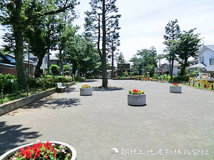 周辺 【三ツ境公園】360ｍ　落ち着いた住宅街に位置する公園で、春には桜や花壇の豊かな花々を見られます。ブランコ・すべり台・砂場がある遊具スペースと、広場スペースがございます。