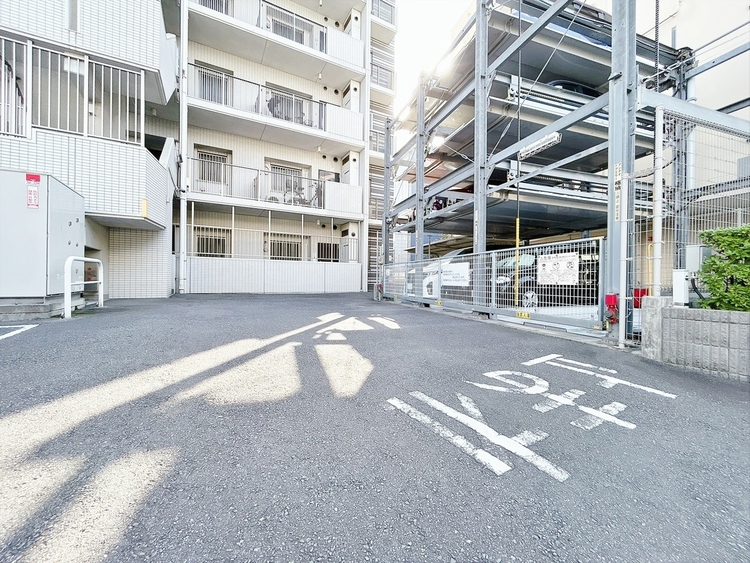 駐車場 本物件の駐車スペースです。車種制限のある場合もございますので、お気軽にお問い合わせくださいませ。