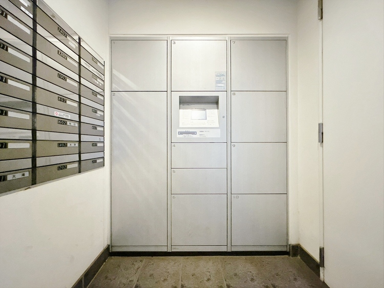設備 共用部分の宅配ボックスです。留守中の荷物受け取りもできるので、安心して外出ができますね。