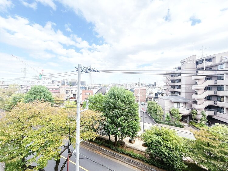 バルコニー 窓を開けると広がる青空。心をリフレッシュして日々を過ごしていきましょう。