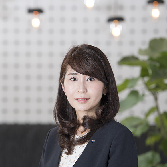 趣味 ネイルを人に施すこと、スピリチュアルなことを考えること 、瞑想、アクセサリー作り